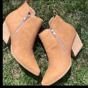 NWT- Dolce Vita Dune Suede Booties